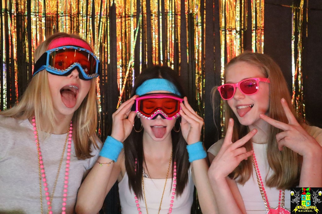 ../Images/Jeugd Opwarmbal Photobooth 381.jpg